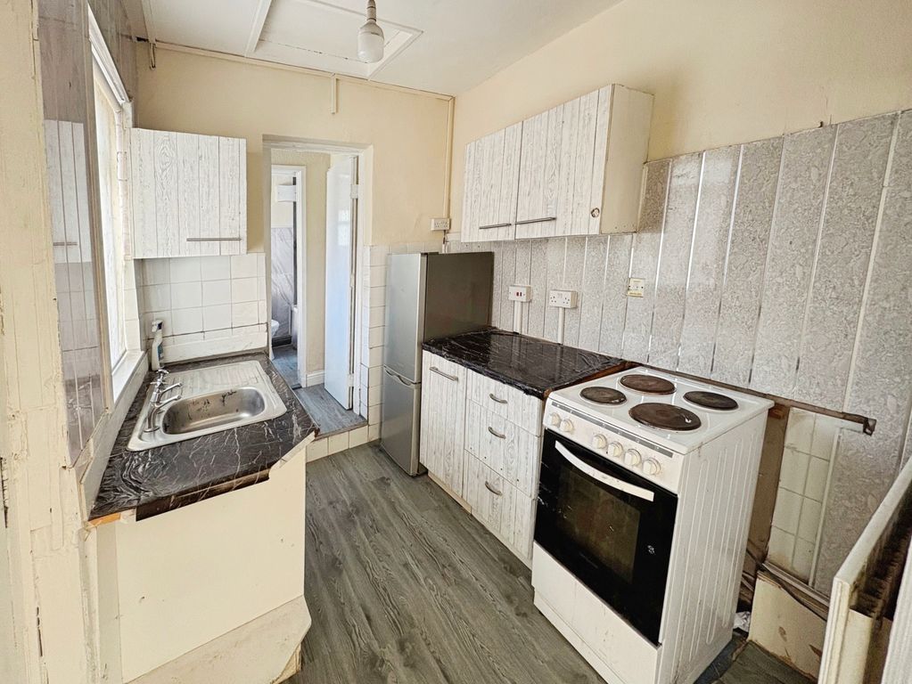 Property photo 3 of 11 Kitchen 1