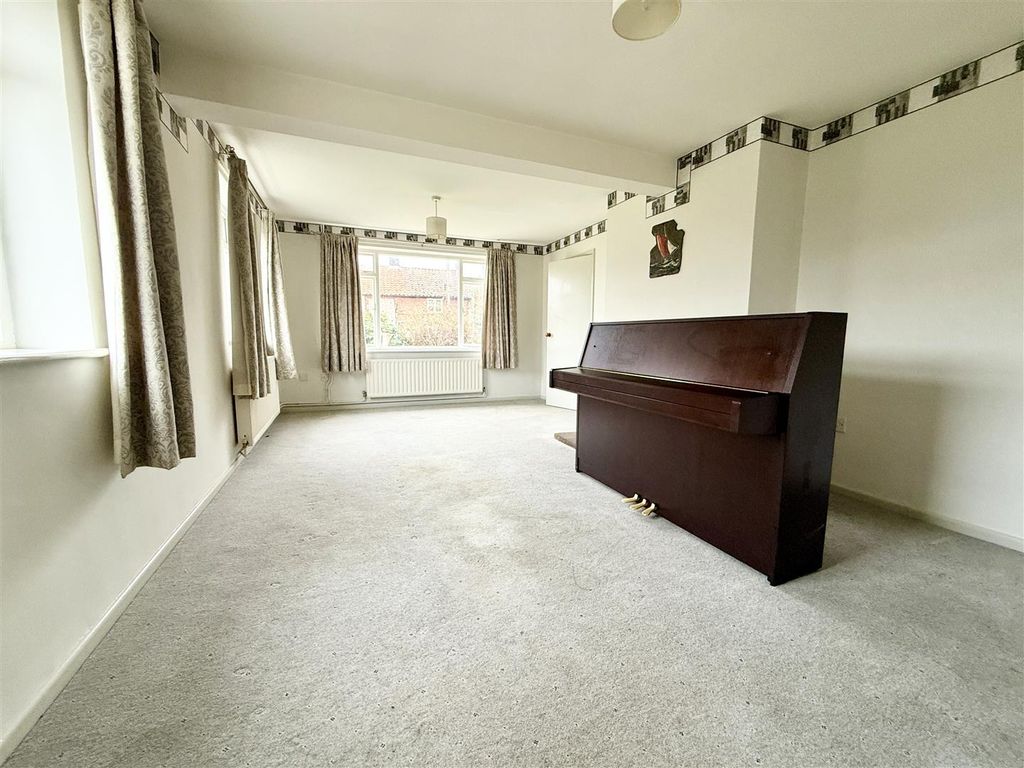 Property photo 3 of 21 Lounge