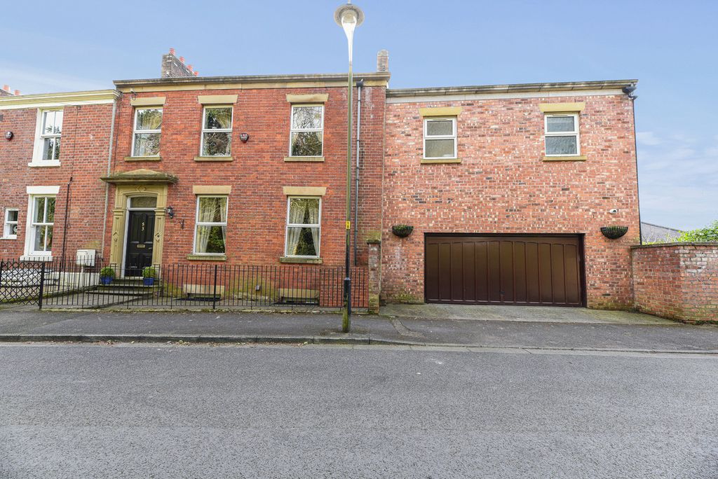 Property photo 1 of 28