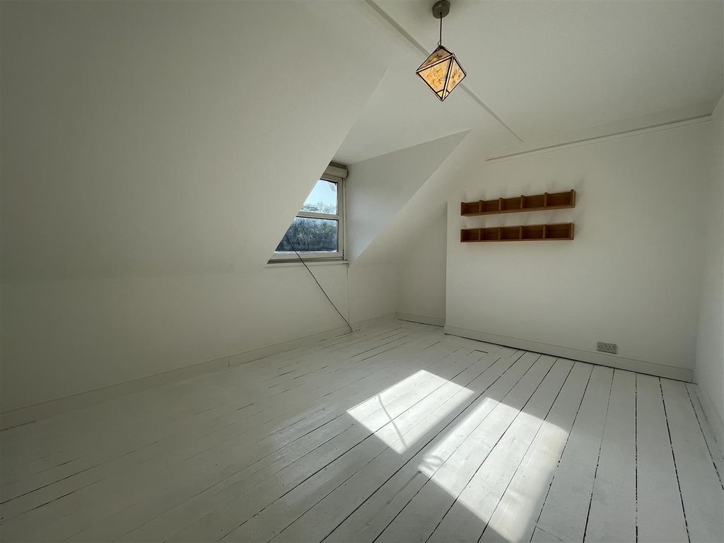 Property photo 1 of 16 Main Bedroom