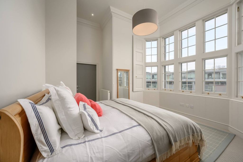 Property photo 2 of 31 Principal Bedroom