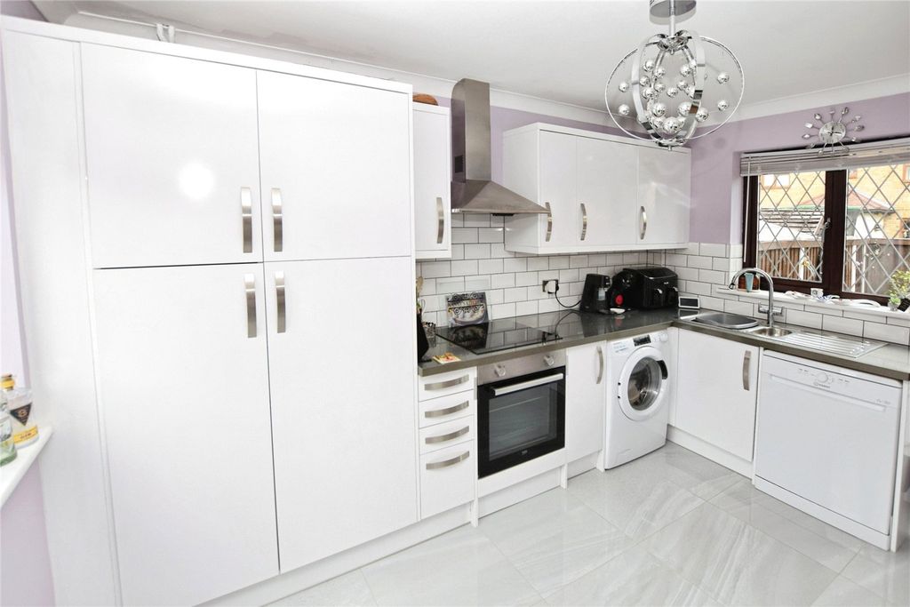 Property photo 3 of 10 Kitchen