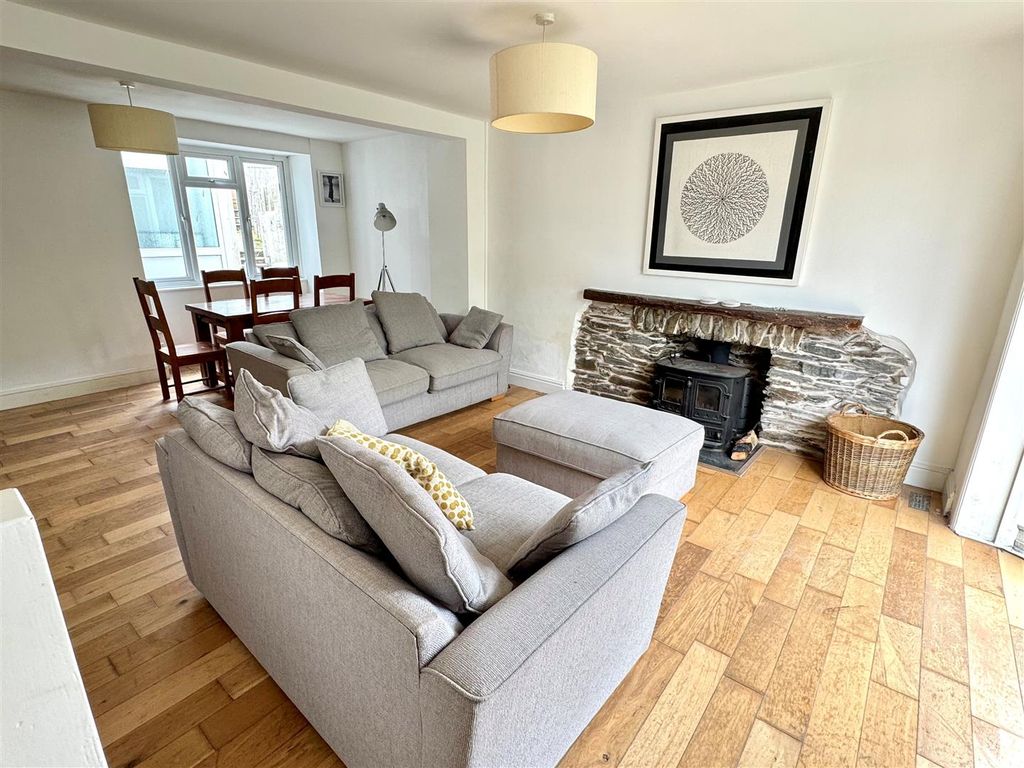 Property photo 3 of 10 6 Beacon Road Lounge