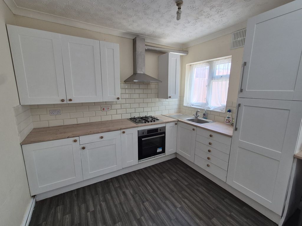 Property photo 3 of 8 Kitchen