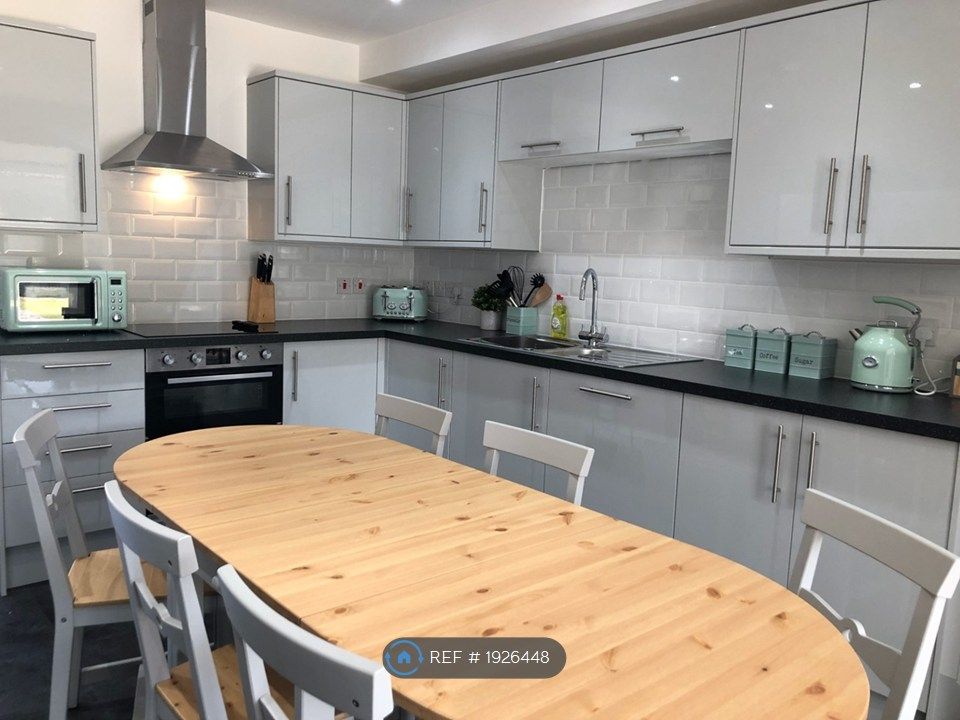 Property photo 3 of 8 Kitchen: New, Stunning, Well-Equipped