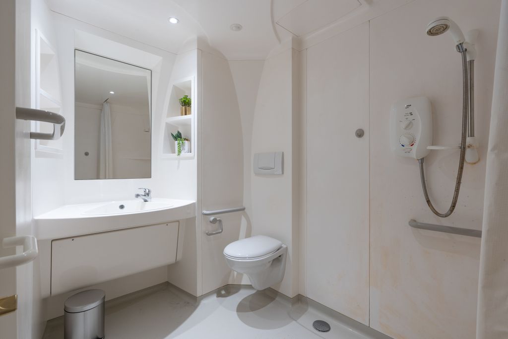 Property photo 3 of 14 Hope Court Flat 2 Bathroom 1