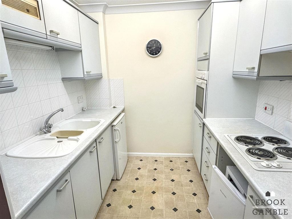 Property photo 3 of 9 01323 438506