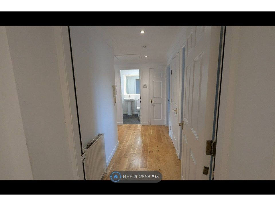 Property photo 3 of 11 Hallway