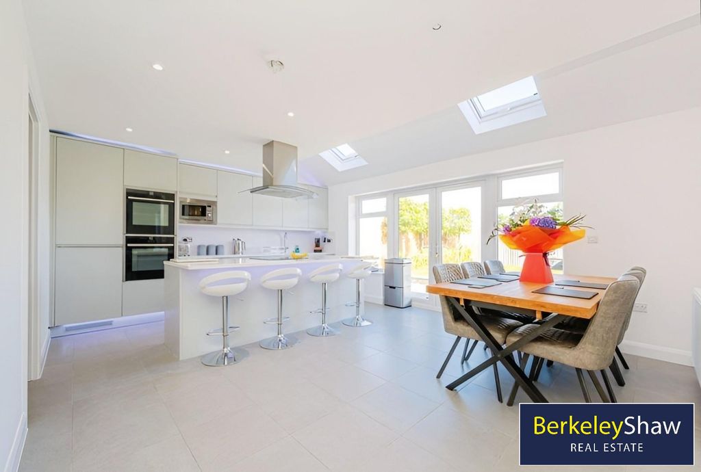 Property photo 3 of 32 Stoneleigh Park, Thornton
