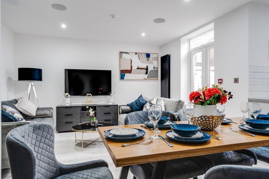 Property photo 1 of 4 A Modern And Spacious Living Room Featuring Contem...