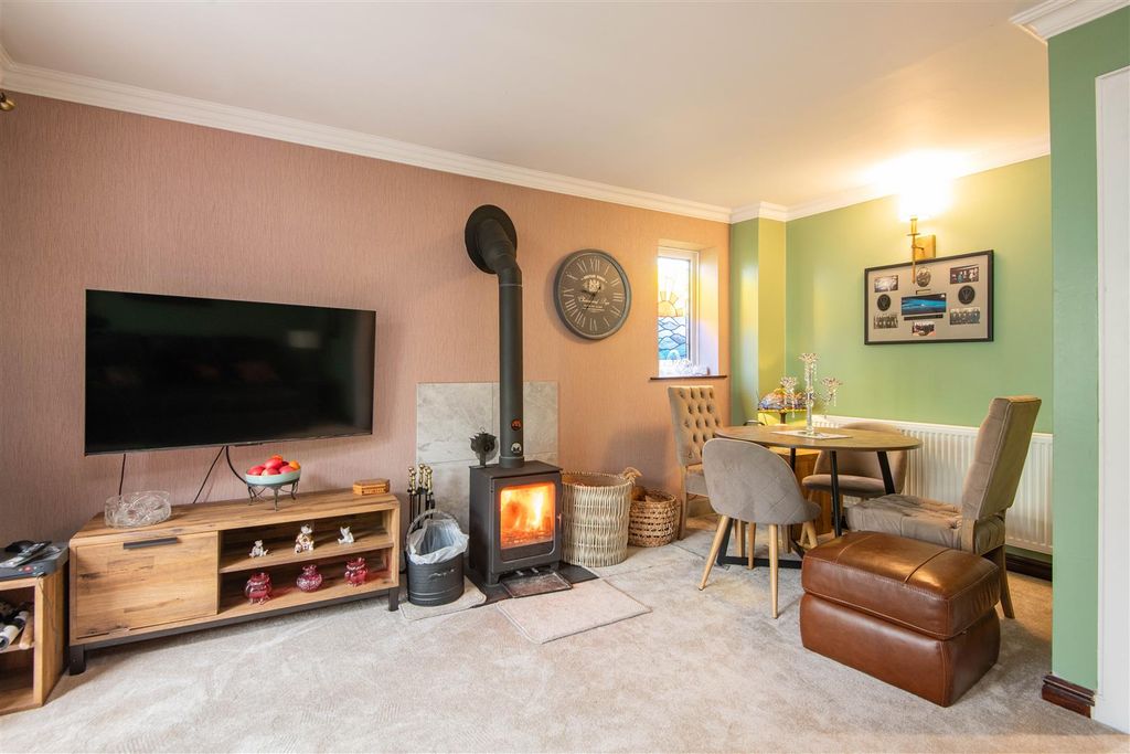 Property photo 3 of 17 Lounge