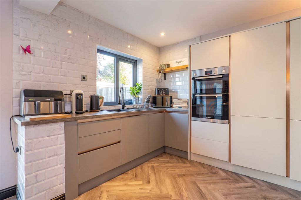 Property photo 3 of 26 Kitchen