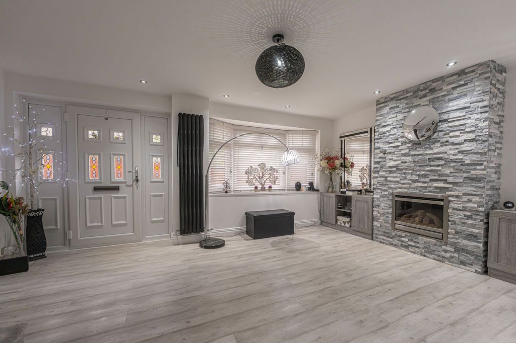 Property photo 3 of 32