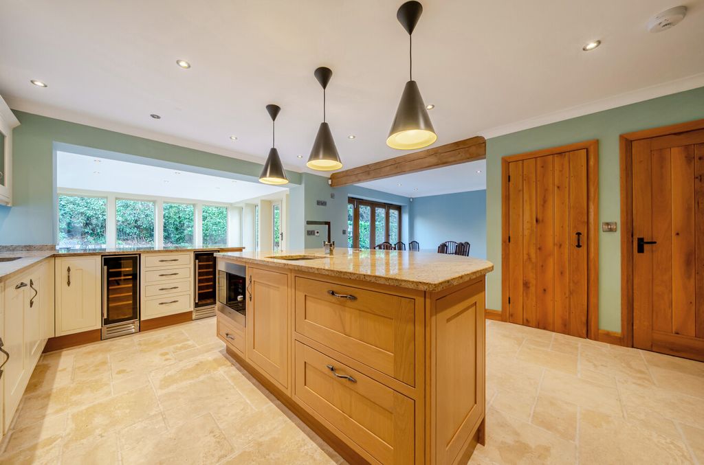 Property photo 2 of 25 -692d6121Bd235-l-1384190-20-6929ce1522368