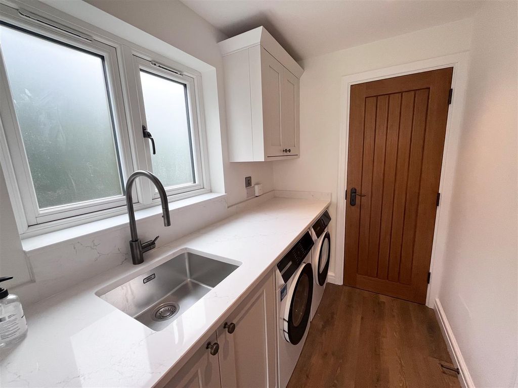 Additional image 7 of 5 bed detached house to rentKnutsford Road, Wilmslow SK9