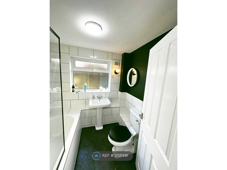 Property photo 2 of 17 Bathroom