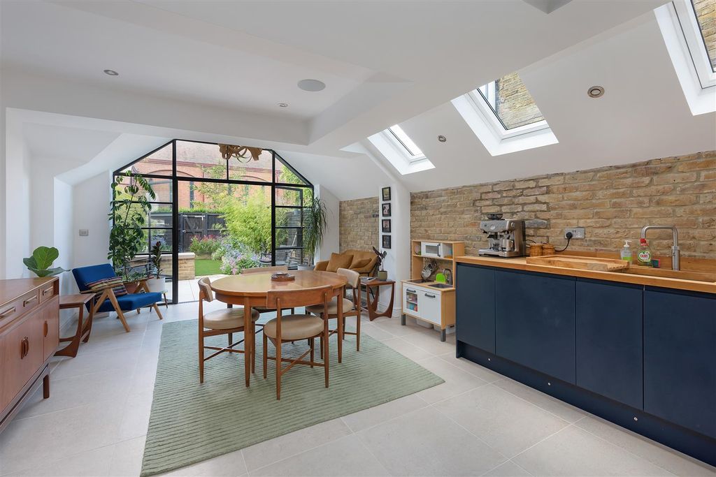 Property photo 2 of 18 Woodlawn Street, Whitstable