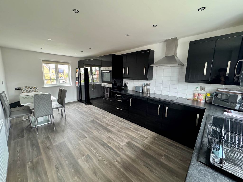 Property photo 2 of 28