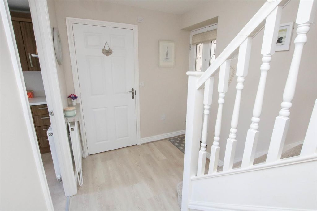 Property photo 2 of 22 Entrance Hall