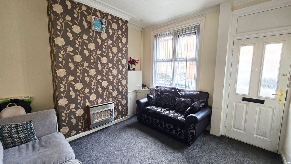 Property photo 2 of 15 Lounge