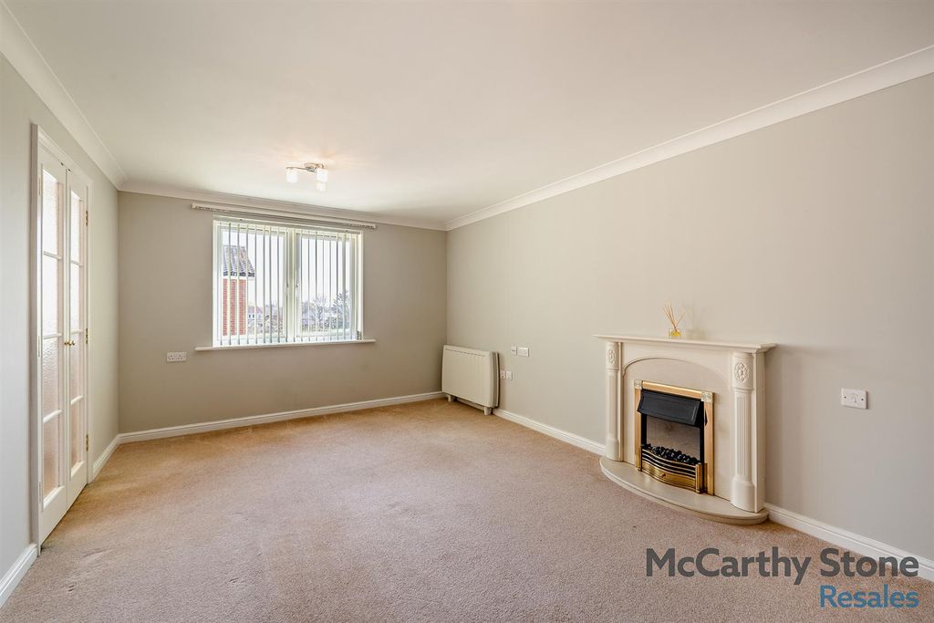 Property photo 3 of 18 Living Room