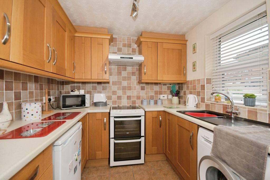 Property photo 3 of 17 Kitchen