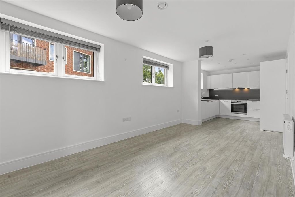 Property photo 2 of 13 5 The Pavilion, Lily's Walk, Hp11 2Fx-2.Jpg