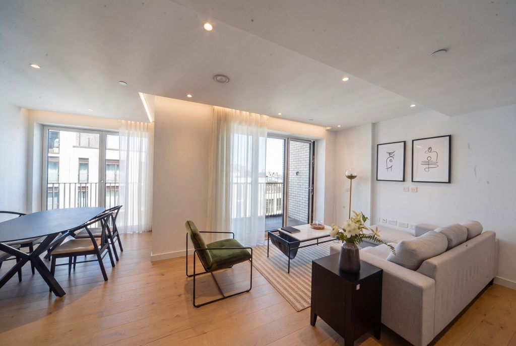 Property photo 3 of 12 Greenford House