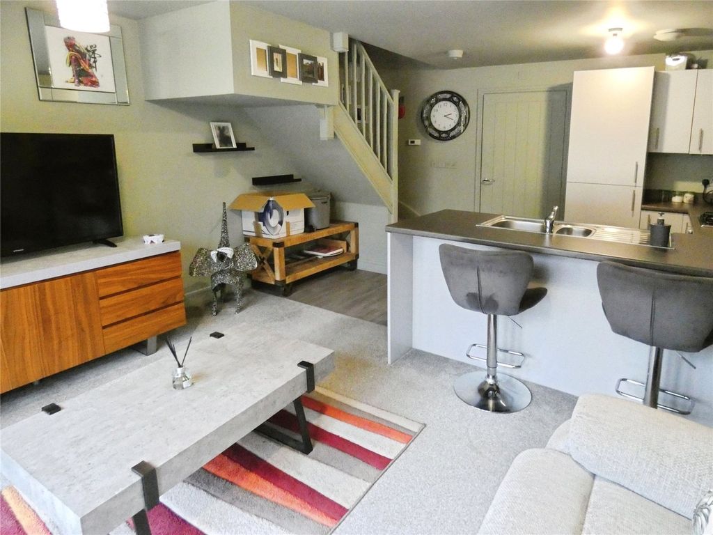 Property photo 3 of 9 Living Room/Kitchen