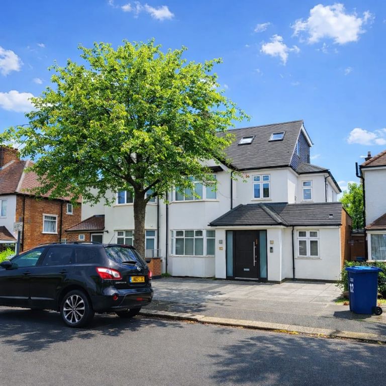 Property photo 1 of 8 6 Bed Semi-Detached House For Sale Sinclair Grove, London Nw11