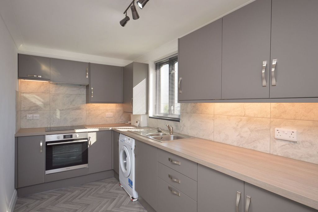 Property photo 2 of 8 Kitchen