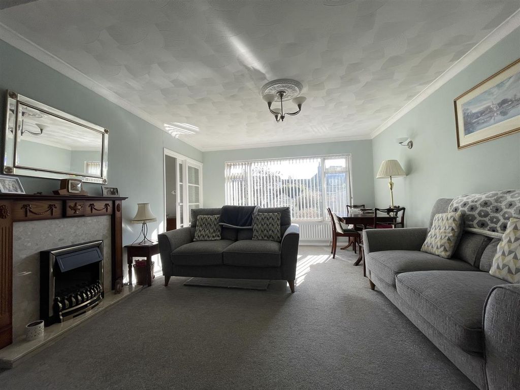 Property photo 3 of 11 Lounge