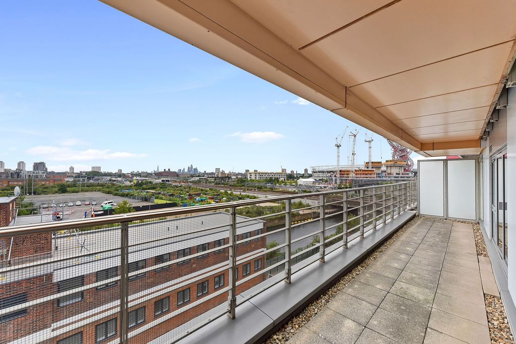 Property photo 2 of 13 Meridia Court E15