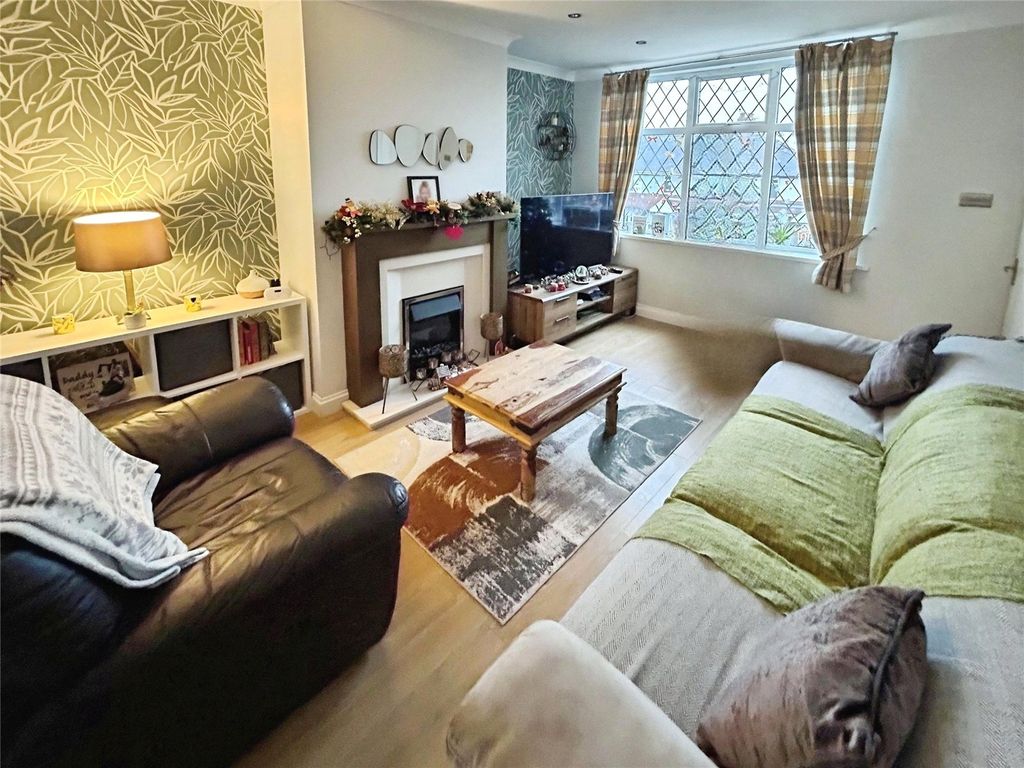 Property photo 3 of 14 Lounge