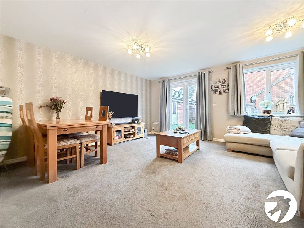 Property photo 2 of 11 Lounge