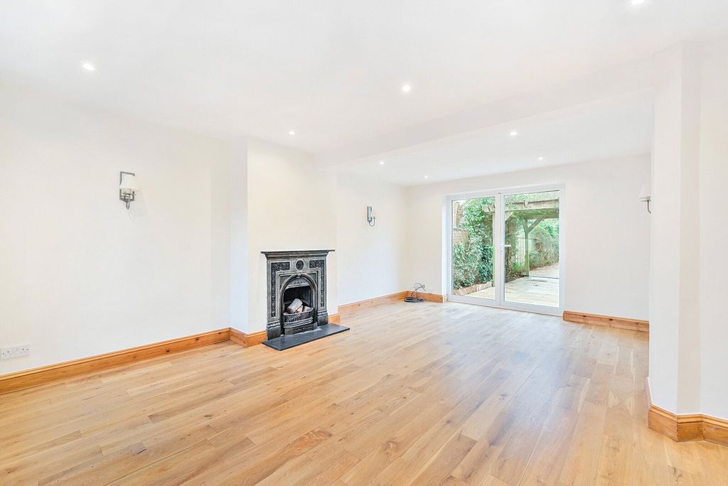 Property photo 3 of 18 Sitting Room