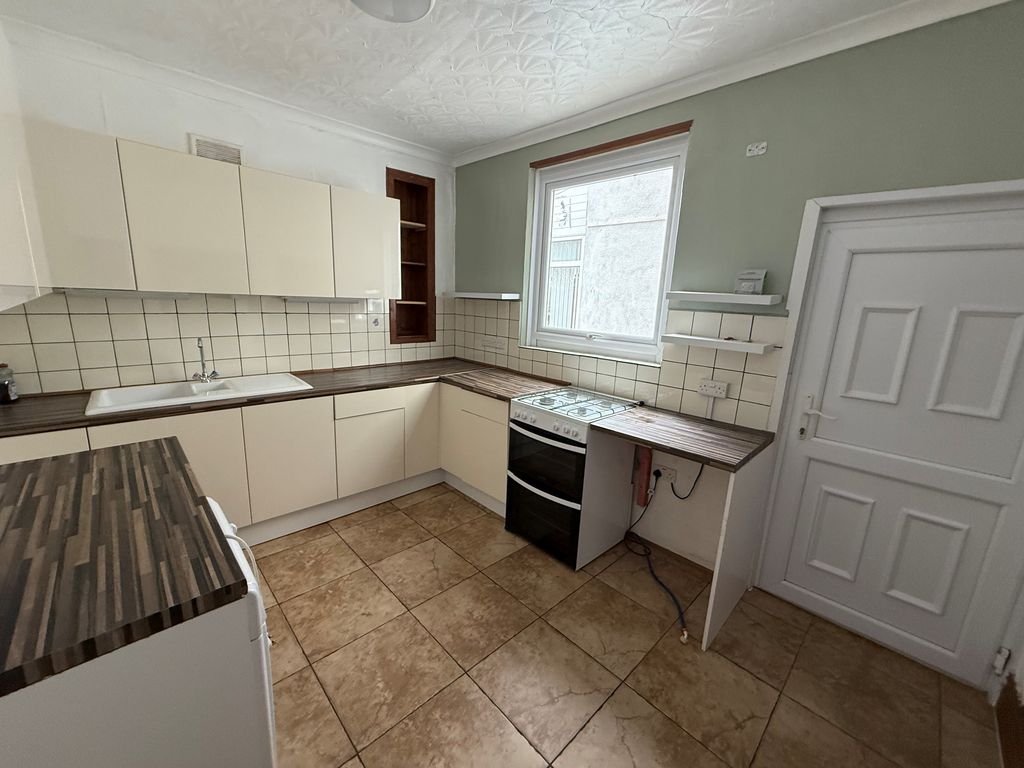 Property photo 2 of 9 Kitchen
