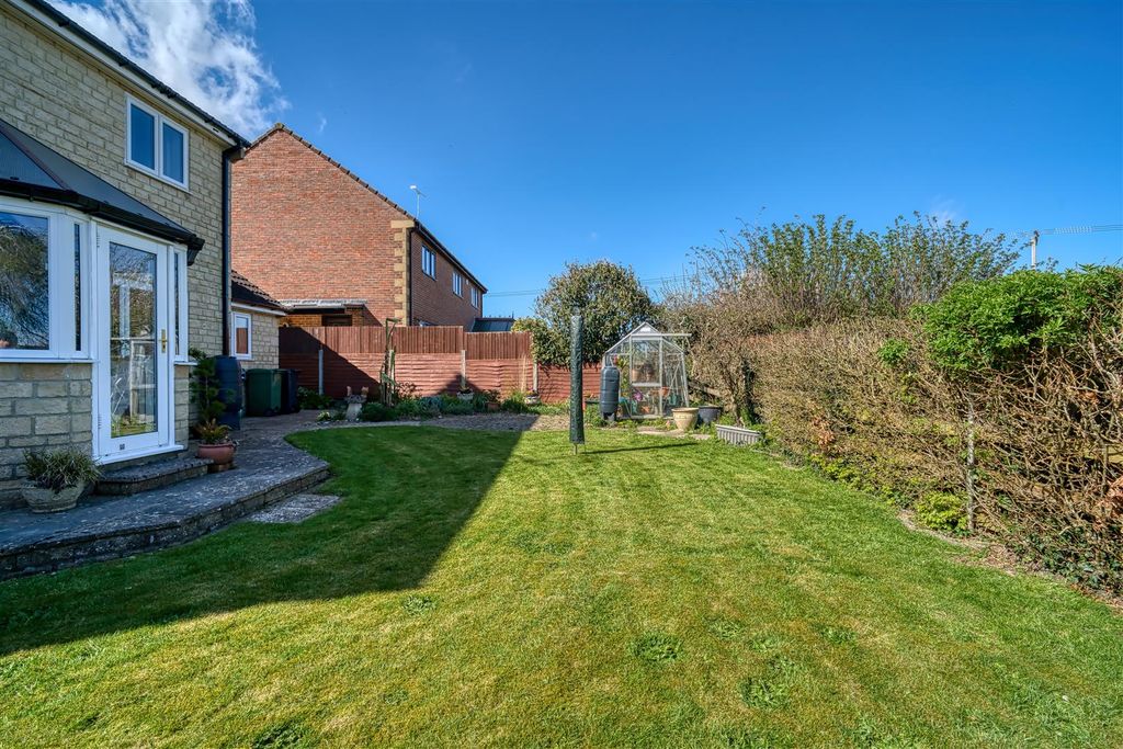 Property photo 3 of 10 Garden