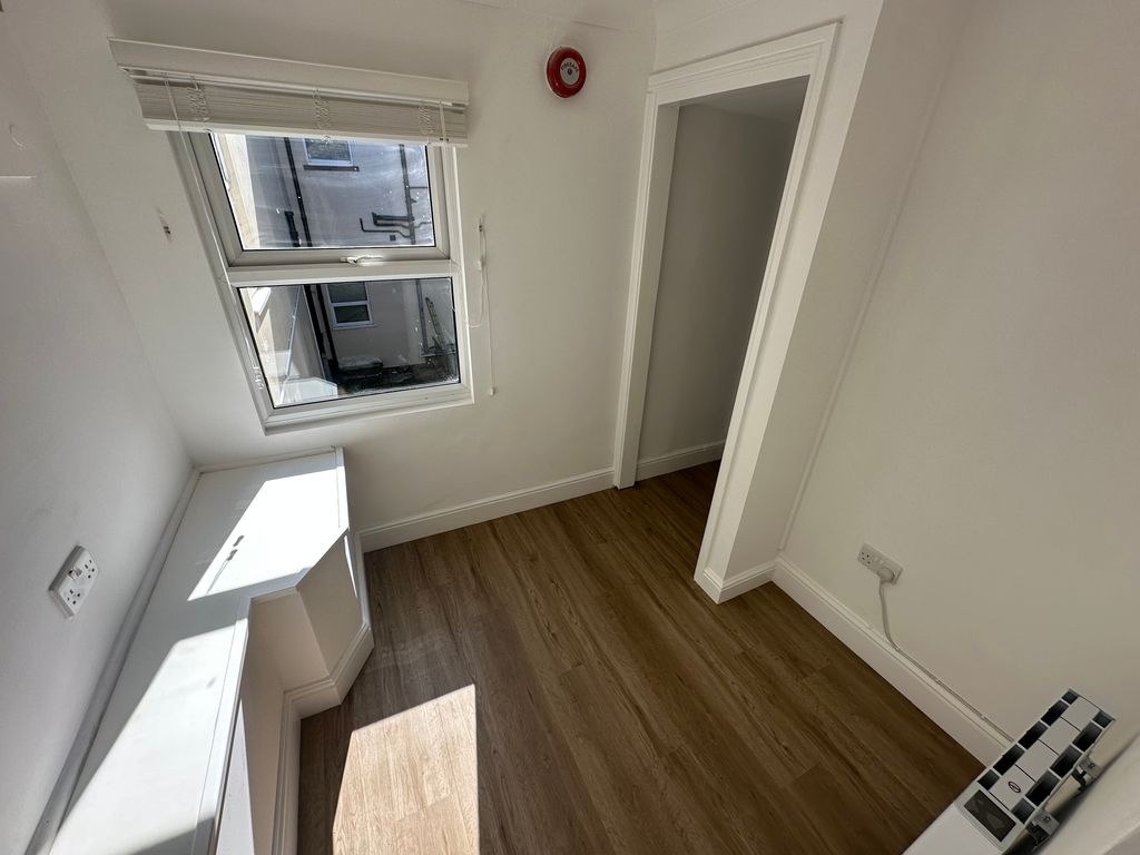 Property photo 3 of 8 Entrance Hall