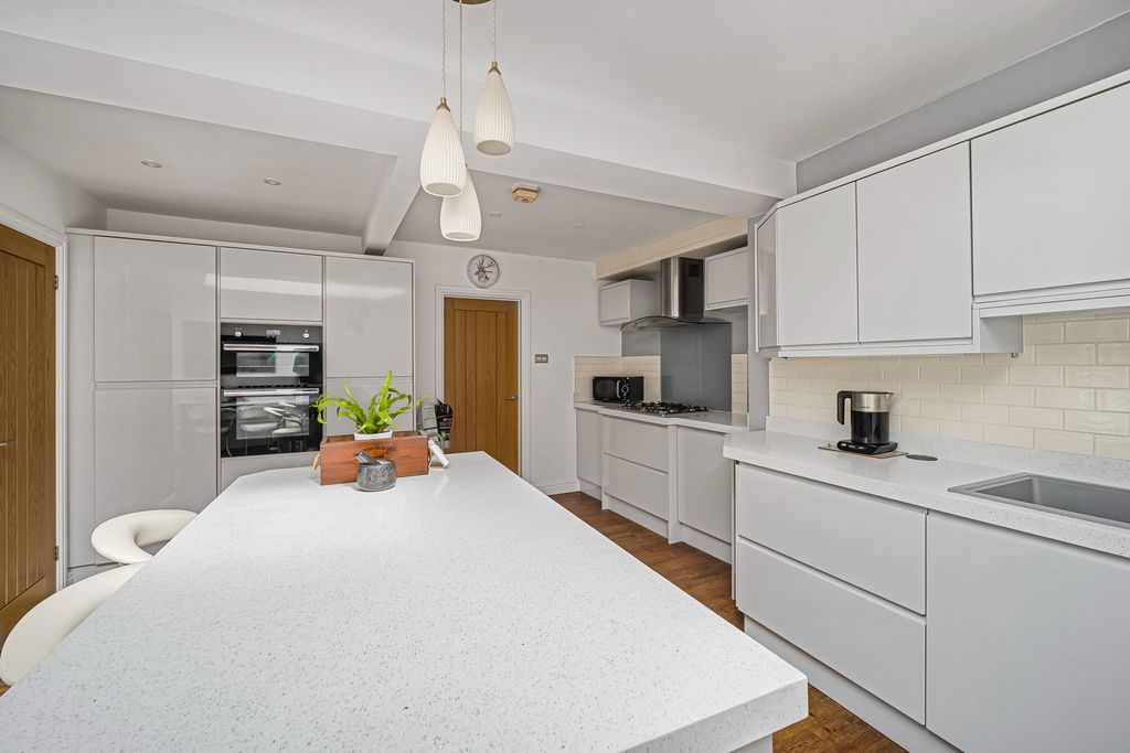 Property photo 3 of 34