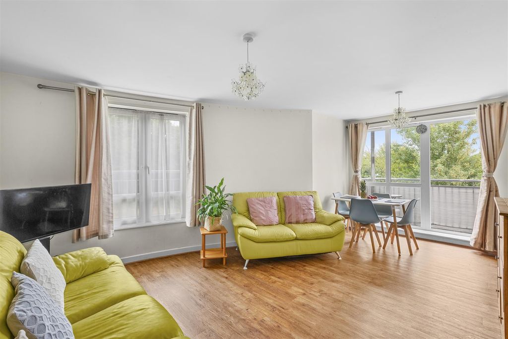 Property photo 3 of 10 46 Windrush Drive, Hp13 7Tr-3.Jpg