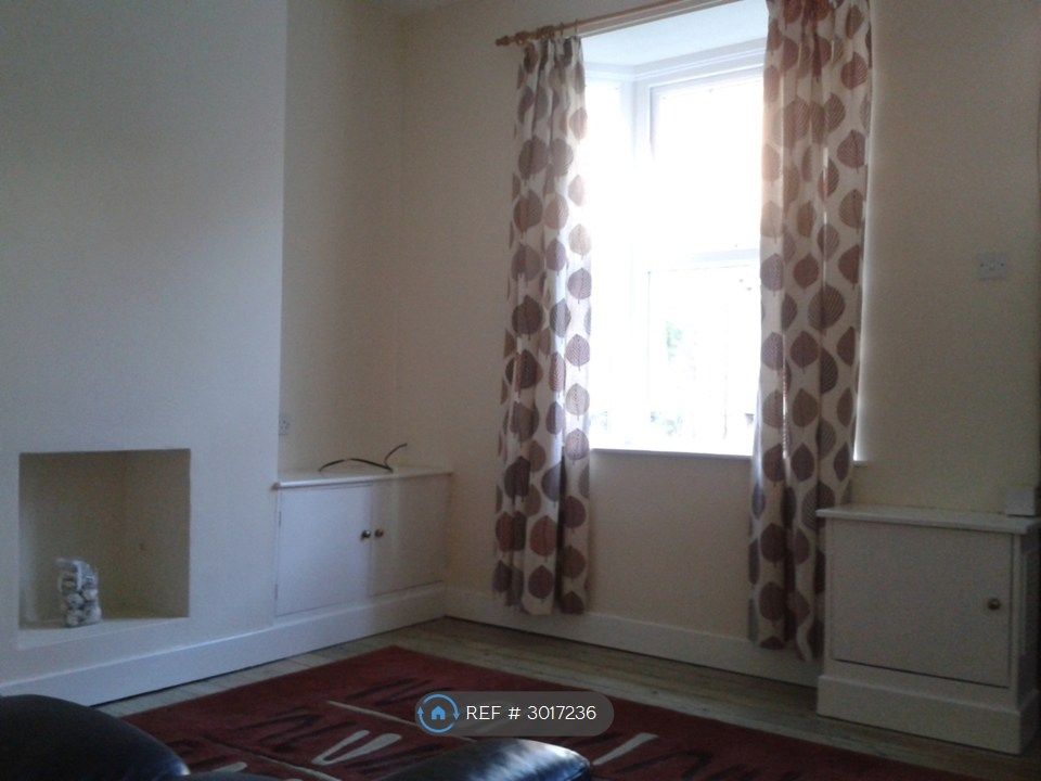Property photo 3 of 11 Living Room