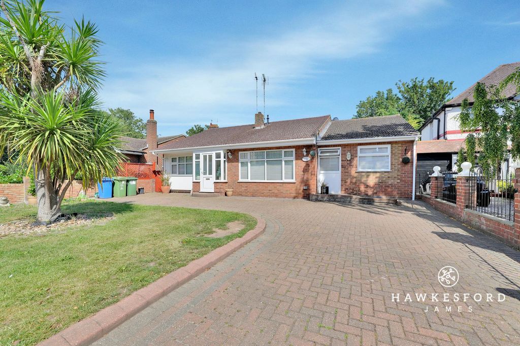 Property photo 1 of 16 Chalkwell Road, Sittingbourne - Front