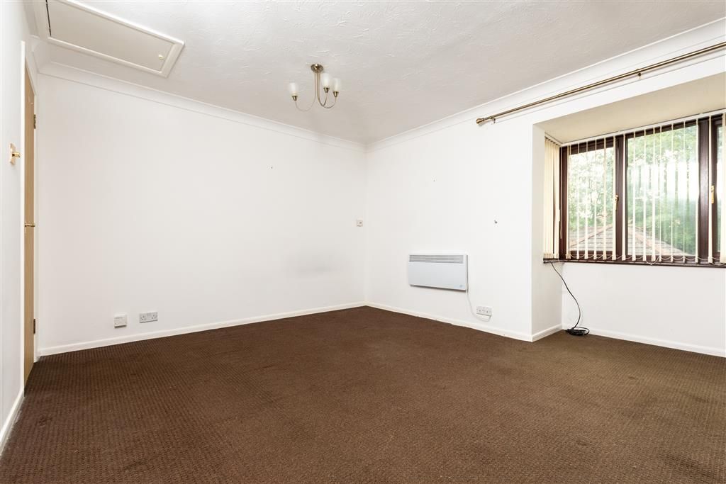 Property photo 3 of 13 Lounge/Bedroom