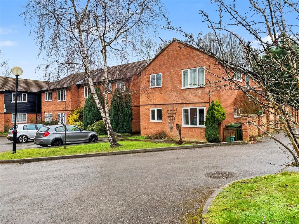 Property photo 1 of 8 Bookham Court Front.Jpg