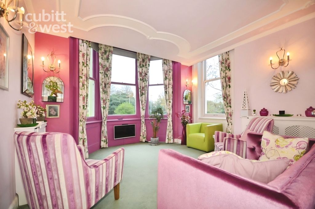 Property photo 2 of 7 Lounge