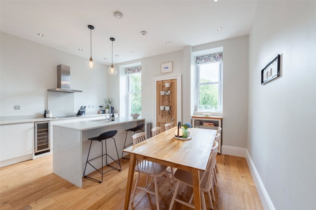 Property photo 3 of 23 94 Polwarth Gardens