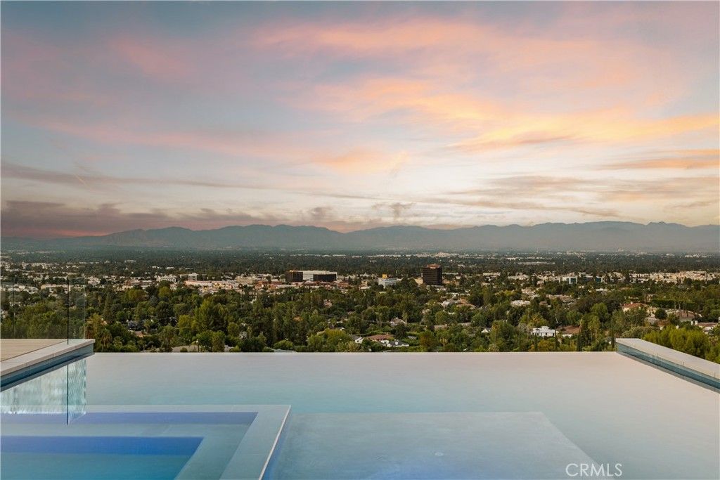 Property photo 2 of 50