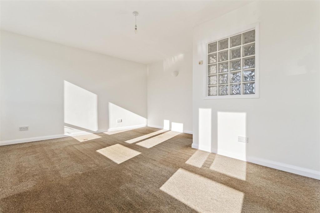 Property photo 2 of 20 5A Elm Park-014.Jpg