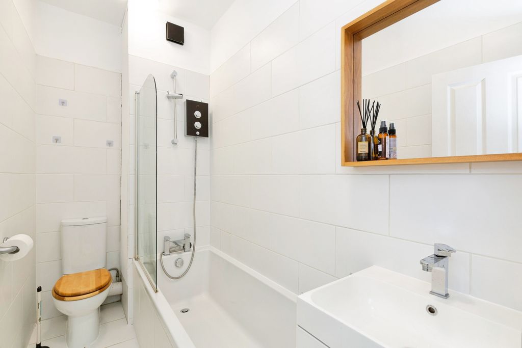 Property photo 3 of 10 Bathroom